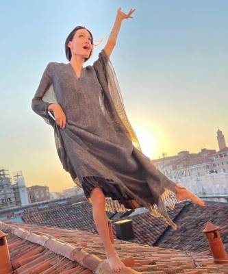Кошка, которая гуляет сама по себе: что делает Анджелина Джоли босиком на закате на крыше в Венеции?