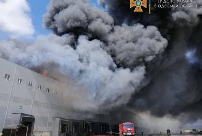 Под Одессой вспыхнул масштабный пожар на складах "АТБ"