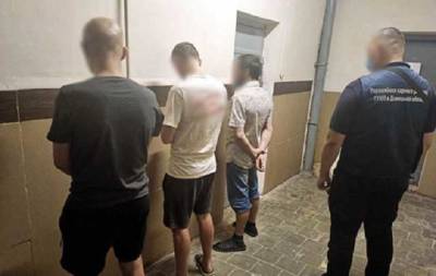 "Колл-центр на зоні": на Донбасі ув’язнені прямо з камери обманювали українців