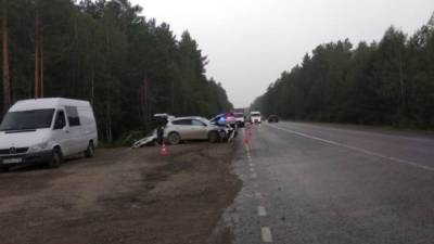 Двое погибших, трое пострадавших: пьяная женщина врезалась в дерево