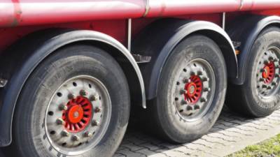 Водитель грузовика проехался по бетонному ограждению на севастопольской трассе