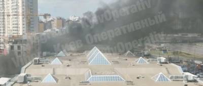В Киеве вспыхнул пожар у ТЦ Пирамида: видео