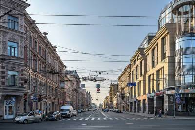 В центре Петербурга две велосипедистки врезались в двери автомобилей