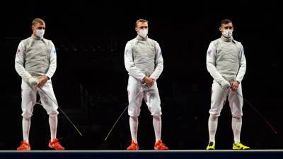 Российские рапиристы завоевали серебро Олимпиады в Токио в командных соревнованиях