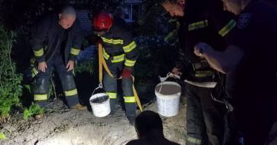 Копал колодец: в Киеве мужчину засыпало землей на глубине 4 метра