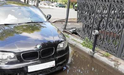 "Столб, дерево и забор". В Тюмени водитель BMW разбил свой автомобиль, пытаясь обогнать Toyota