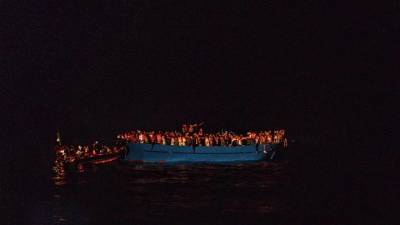 Более 400 человек спасли с тонущей лодки в Средиземном море - vm.ru - Санкт-Петербург - Франция
