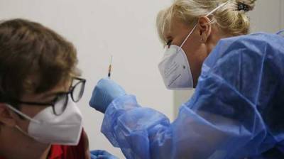 В Украине прививки от COVID-19 будут делать подросткам: врач оценила безопасность вакцины