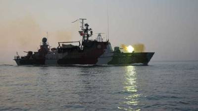 Пограничники и бойцы ВСУ провели ночные учения в Азовском море
