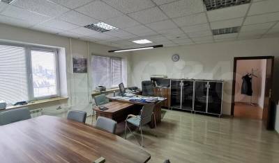 За 222 млн рублей в Тюмени продается офис с бассейном, сауной и спортзалом