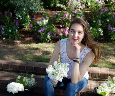 Молодая врач ходит на чужие свадьбы, чтобы собирать цветы для одиноких пациентов
