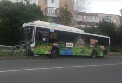 В Сосновом Бору автобус снес ограждение проезжей части