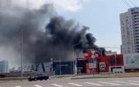 в Киеве возле ТЦ случился крупный пожар