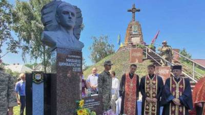 На Тернопольщине установили памятник разведчику, который погиб на Востоке