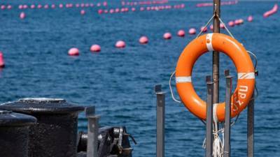 449 человек спасли с тонущей лодки в Средиземном море - фото