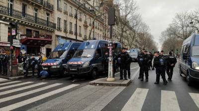 Трое полицейских пострадали при столкновениях на манифестации в Париже