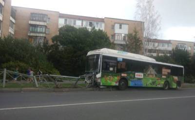В Сосновом Бору автобус протаранил дорожное ограждение — фото