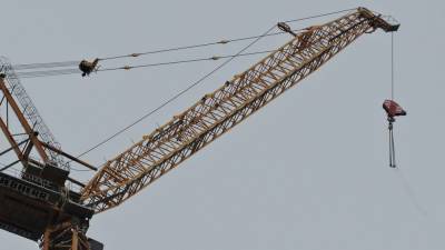 Почувствовавшую головокружение крановщицу сняли с 70-метровой высоты в Петербурге