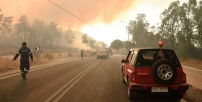 Пожар охватил курортный полуостров в Греции, началась эвакуация