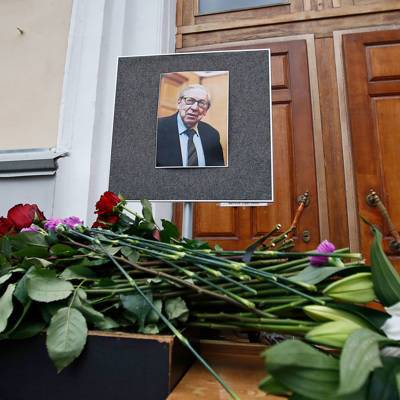 Москвичи несут цветы к зданию журфака МГУ, чтобы почтить память Засурского