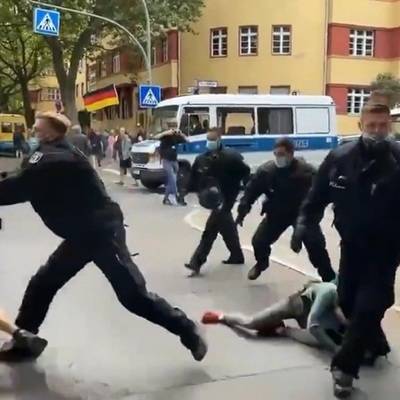 Полиция Берлина провела 500 задержаний на незаконных акциях ковид-диссидентов