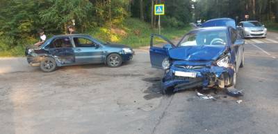 Два автомобиля столкнулись на дороге под Тверью, есть пострадавший