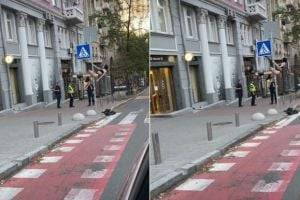 В центре Киева девушка устроила стриптиз на дорожном знаке. ВИДЕО