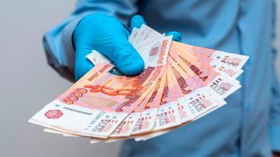 Swedbank: В Латвии существенно выросло число людей, не пользующихся бумажными деньгами
