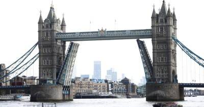 В Лондоне не могут опустить Тауэрский мост
