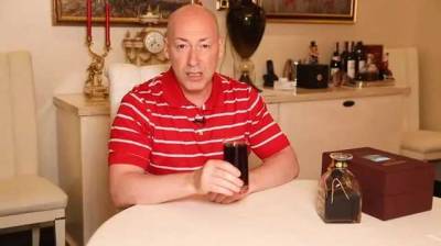 «Деспот!»: Гордон ответил Лукашенко и залпом выпил стакан подаренного им бальзама