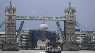 В Лондоне сломался Тауэрский мост: водители и пешеходы застряли в пробках