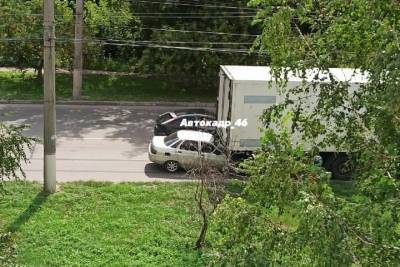 В Курске водитель ВАЗ врезался в стоящий грузовик и получил травмы