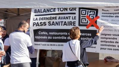Во Франции, несмотря на протесты, введены санитарные пропуска