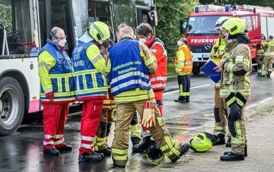 В Германии грузовик протаранил автобус, один погибший