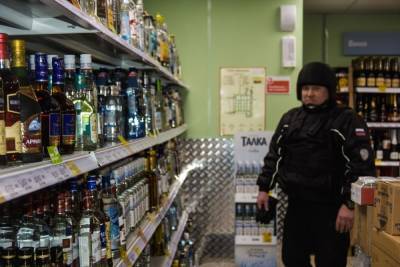 В Новосибирске наркоман потерял сознание во время кражи спиртного в магазине