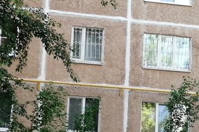 В Новотроицке из окна второго этажа выпал и погиб ребенок