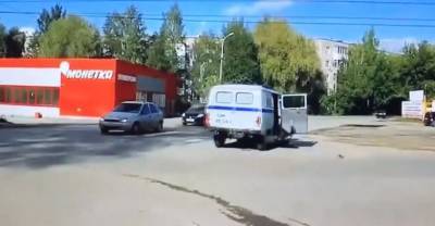 В Прикамье полицейский выпал из машины на ходу и попал на видео