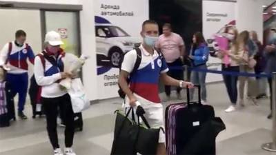 Российского легкоатлета Мизинова встретили в аэропорту аплодисментами
