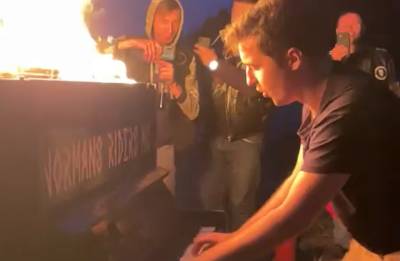 Видео: музыкант сыграл на горящем пианино на берегу Финского залива