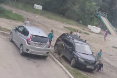 Дети в Чите скручивают колпачки с колёс машин — видео
