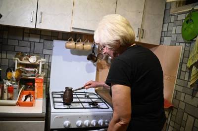 Одинокой пенсионерке из Смоленска бесплатно установили новую газовую плиту
