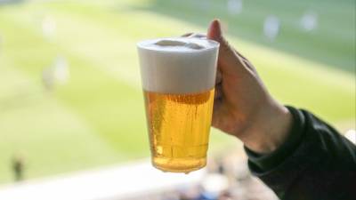 Пиво на стадионах снова могут разрешить. Ради детского спорта