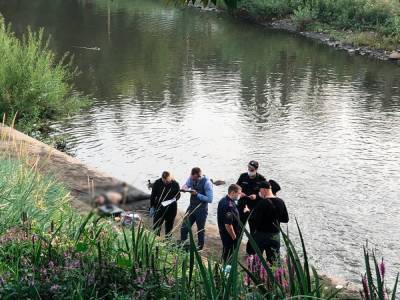 В центре Екатеринбурга из реки достали тело мужчины