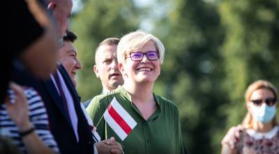 Фотофакт. Премьер-министр Литвы Ингрида Шимоните поддержала белорусов, придя на пикет в Вильнюсе