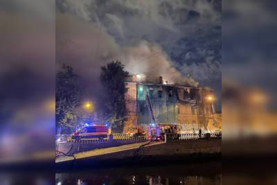 Пожарные потушили вспыхнувших ночью заброшенный дом Дворжака