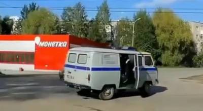 В Пермском крае полицейский выпал из служебной машины на ходу