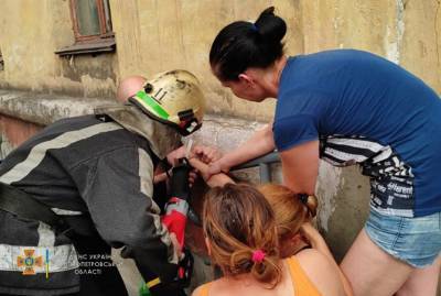 В Кривом Роге спасатели освободили женщину, которую дети пристегнули наручниками к трубе