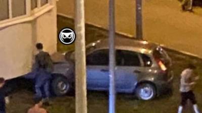 Легковой автомобиль влетел в угол дома на ул. Антонова