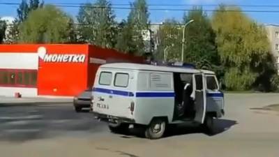 ЧП. Полицейский на ходу выпал из служебной машины в Прикамье