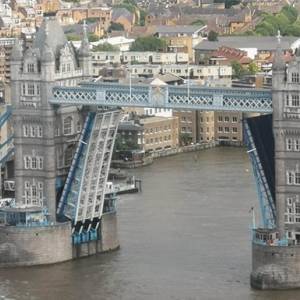 В Лондоне поломался Тауэрский мост. Видео